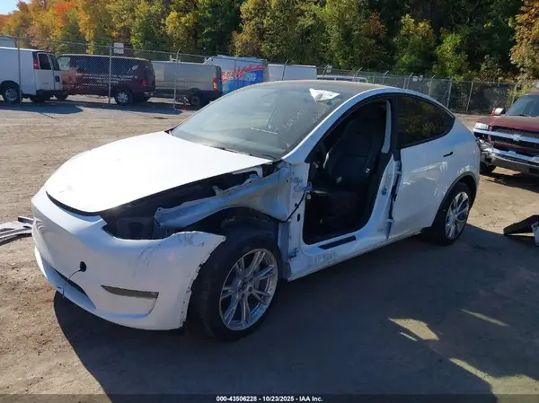 7SAYGDEE7NF368293 2022 TESLA MODEL Y - Image 2