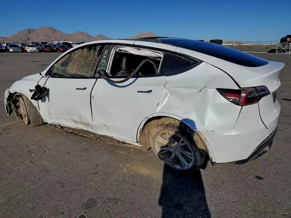 7SAYGDEE7NF368987 2022 TESLA MODEL Y - Image 2