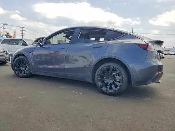 7SAYGDEE7NF369878 2022 TESLA MODEL Y - Image 2