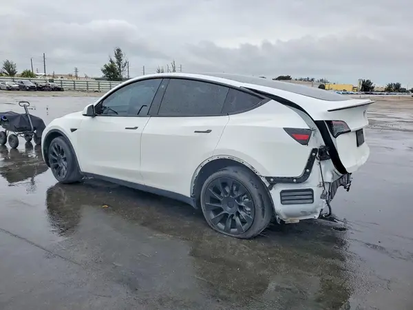 7SAYGDEE7NF371307 2022 TESLA MODEL Y - Image 2