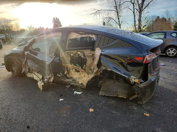 7SAYGDEE7NF371730 2022 TESLA MODEL Y - Image 2