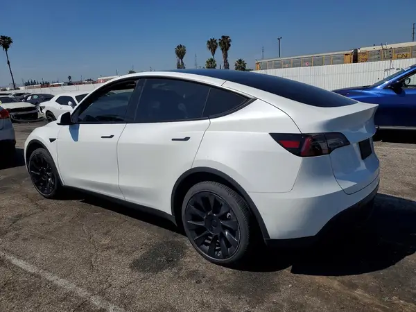 7SAYGDEE7NF410431 2022 TESLA MODEL Y - Image 2