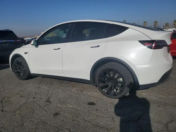 7SAYGDEE7NF412552 2022 TESLA MODEL Y - Image 2