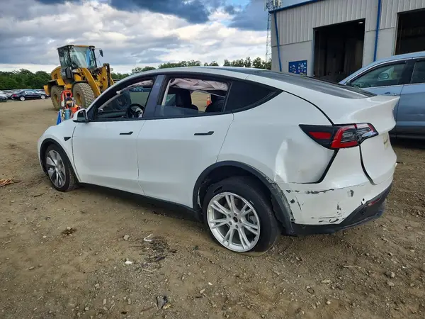 7SAYGDEE7NF436995 2022 TESLA MODEL Y - Image 2