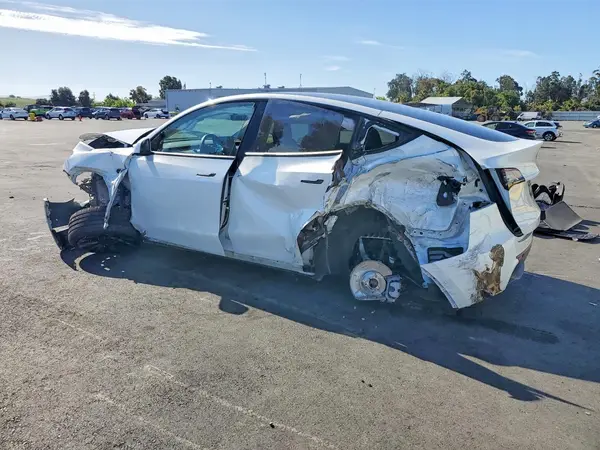 7SAYGDEE7NF439797 2022 TESLA MODEL Y - Image 2