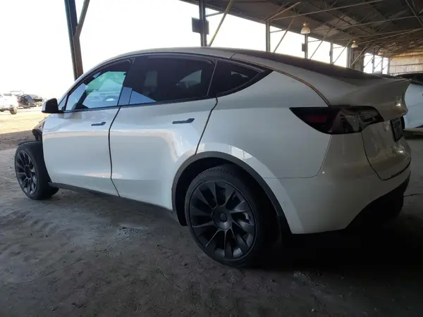 7SAYGDEE7NF445888 2022 TESLA MODEL Y - Image 2