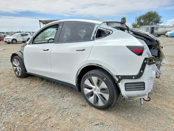 7SAYGDEE7NF445986 2022 TESLA MODEL Y - Image 2