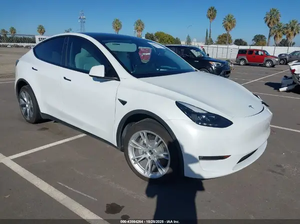 7SAYGDEE7NF516586 2022 TESLA MODEL Y - Image 1