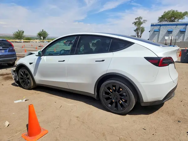 7SAYGDEE7PF616075 2023 TESLA MODEL Y - Image 2