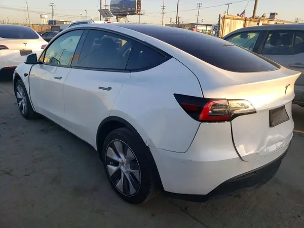 7SAYGDEE7PF618909 2023 TESLA MODEL Y - Image 2