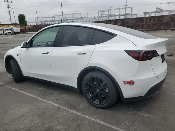 7SAYGDEE7PF632910 2023 TESLA MODEL Y - Image 2