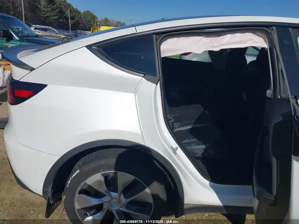 7SAYGDEE7PF660352 2023 TESLA MODEL Y - Image 8