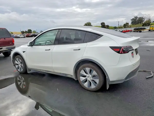 7SAYGDEE7PF675546 2023 TESLA MODEL Y - Image 2