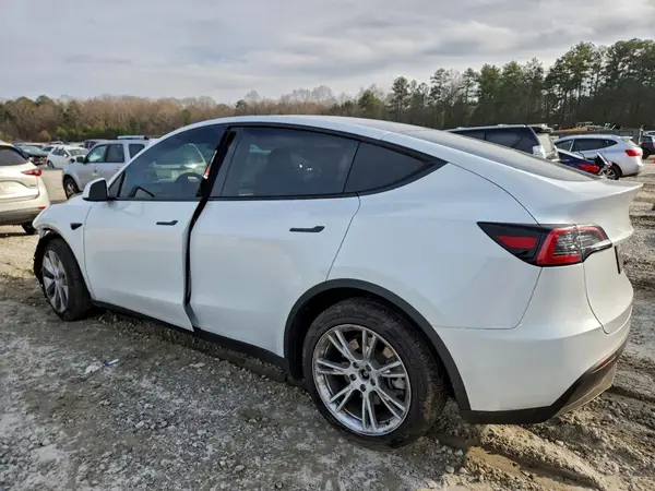 7SAYGDEE7PF790499 2023 TESLA MODEL Y - Image 2
