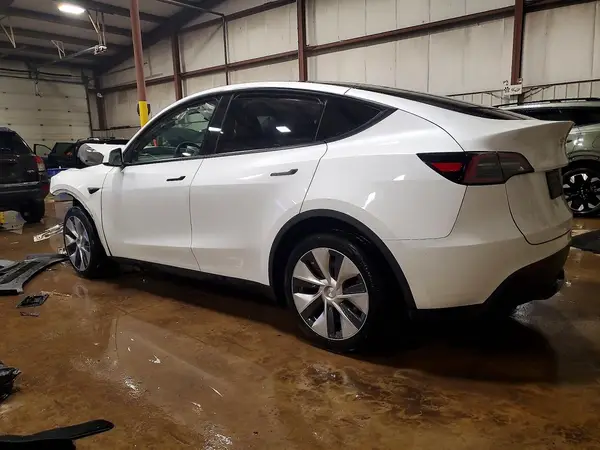 7SAYGDEE7PF837725 2023 TESLA MODEL Y - Image 2