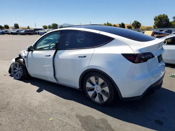 7SAYGDEE7PF872300 2023 TESLA MODEL Y - Image 2