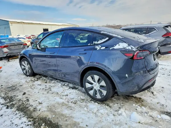 7SAYGDEE7PF980321 2023 TESLA MODEL Y - Image 2