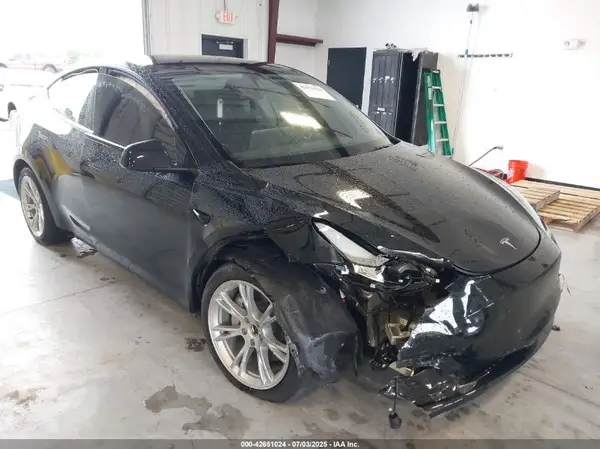 7SAYGDEE7RA236945 2024 TESLA MODEL Y - Image 1
