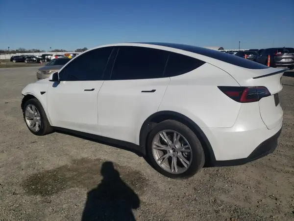 7SAYGDEE7RF070588 2024 TESLA MODEL Y - Image 2