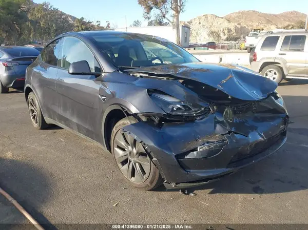 7SAYGDEE7RF120759 2024 TESLA MODEL Y - Image 1