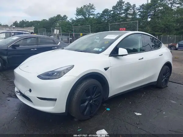 7SAYGDEE7RF130028 2024 TESLA MODEL Y - Image 2