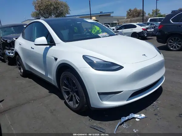 7SAYGDEE7RF205584 2024 TESLA MODEL Y - Image 1