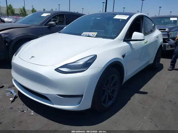 7SAYGDEE7RF205584 2024 TESLA MODEL Y - Image 2