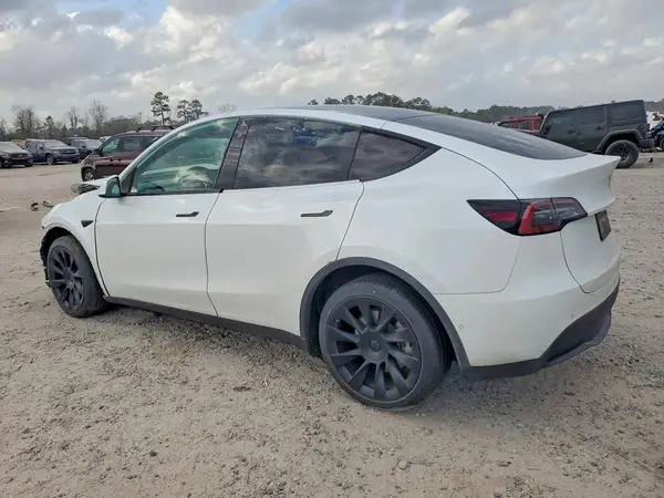 7SAYGDEE8NA010875 2022 TESLA MODEL Y - Image 2