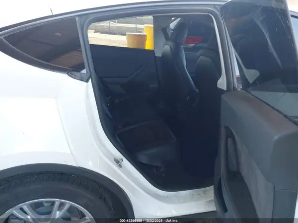 7SAYGDEE8NA012383 2022 TESLA MODEL Y - Image 8
