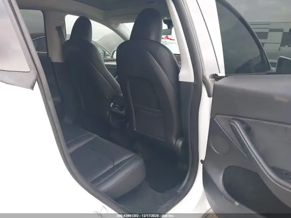 7SAYGDEE8NA014232 2022 TESLA MODEL Y - Image 8