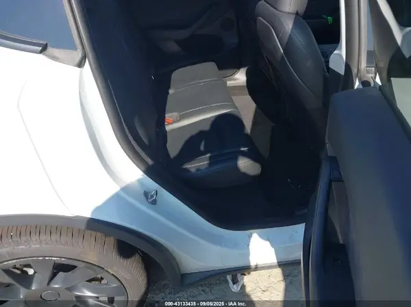 7SAYGDEE8NA018670 2022 TESLA MODEL Y - Image 8