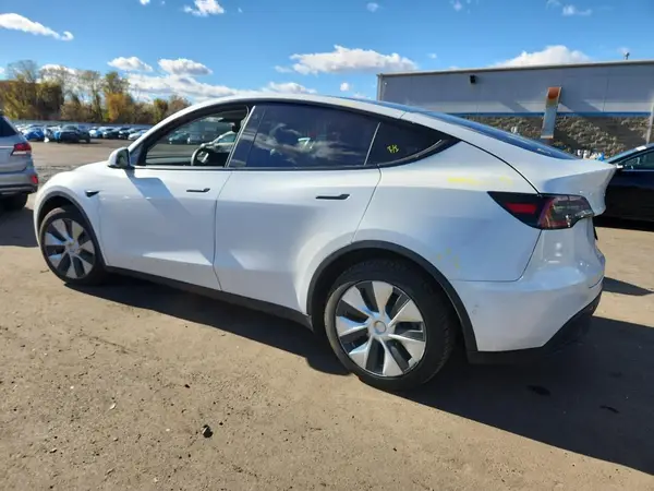 7SAYGDEE8NF308314 2022 TESLA MODEL Y - Image 2