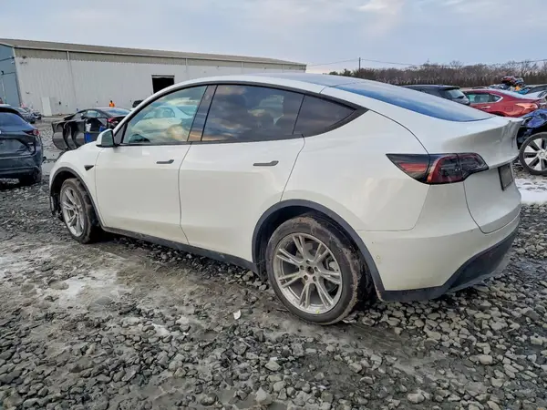 7SAYGDEE8NF308376 2022 TESLA MODEL Y - Image 2
