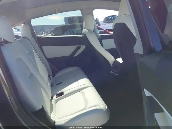 7SAYGDEE8NF311908 2022 TESLA MODEL Y - Image 8
