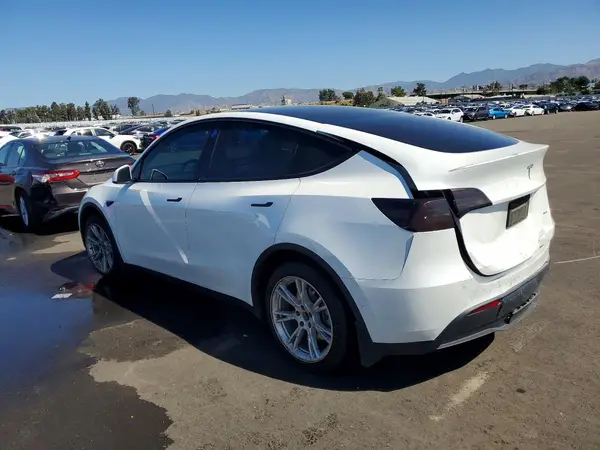 7SAYGDEE8NF312483 2022 TESLA MODEL Y - Image 2