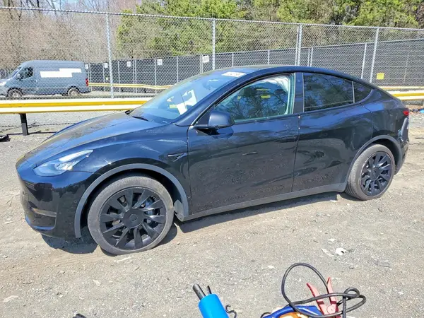 7SAYGDEE8NF320057 2022 TESLA MODEL Y - Image 1