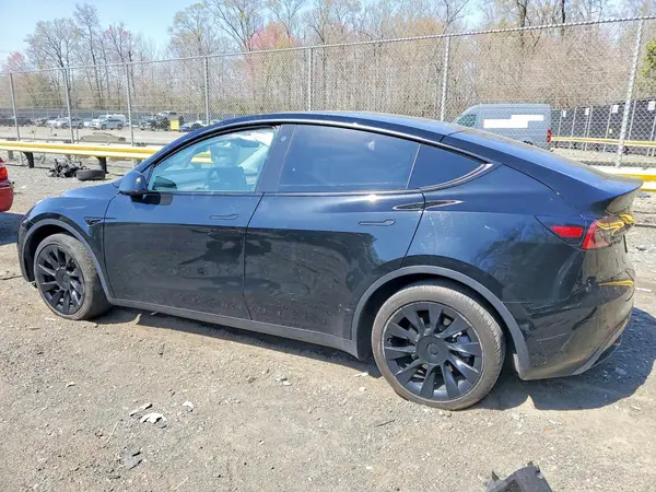 7SAYGDEE8NF320057 2022 TESLA MODEL Y - Image 2