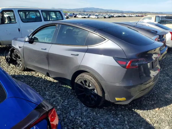 7SAYGDEE8NF329325 2022 TESLA MODEL Y - Image 2