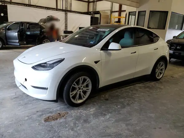 7SAYGDEE8NF339790 2022 TESLA MODEL Y - Image 1
