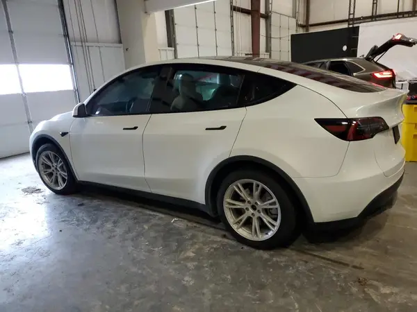 7SAYGDEE8NF339790 2022 TESLA MODEL Y - Image 2
