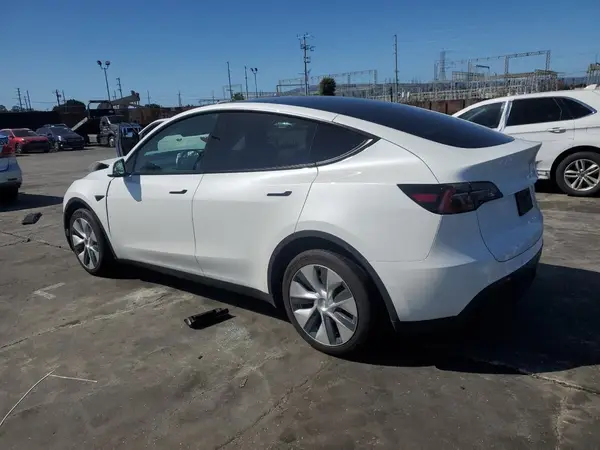 7SAYGDEE8NF340096 2022 TESLA MODEL Y - Image 2