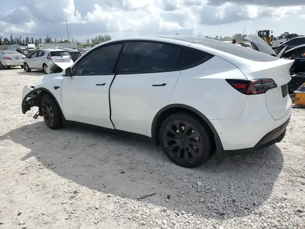 7SAYGDEE8NF350952 2022 TESLA MODEL Y - Image 2