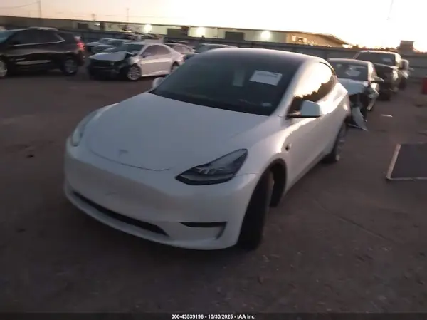 7SAYGDEE8NF357061 2022 TESLA MODEL Y - Image 2