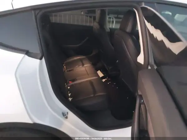 7SAYGDEE8NF357061 2022 TESLA MODEL Y - Image 8