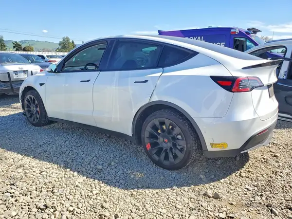 7SAYGDEE8NF360929 2022 TESLA MODEL Y - Image 2