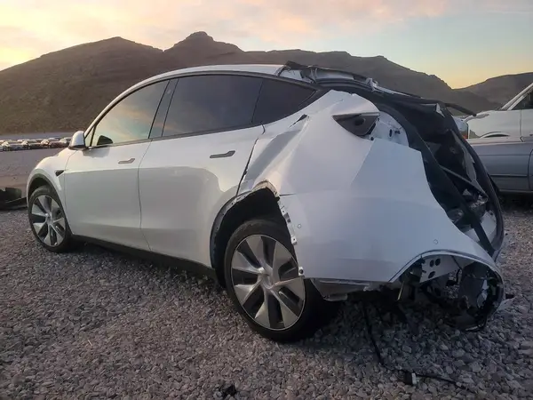 7SAYGDEE8NF361689 2022 TESLA MODEL Y - Image 2