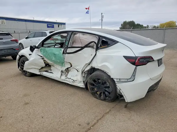 7SAYGDEE8NF361840 2022 TESLA MODEL Y - Image 2