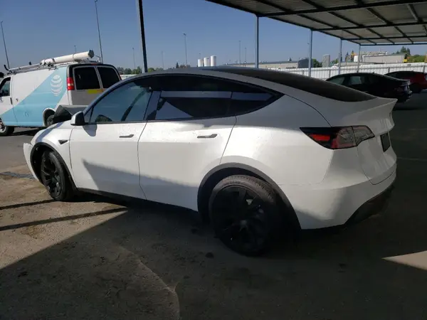 7SAYGDEE8NF367167 2022 TESLA MODEL Y - Image 2