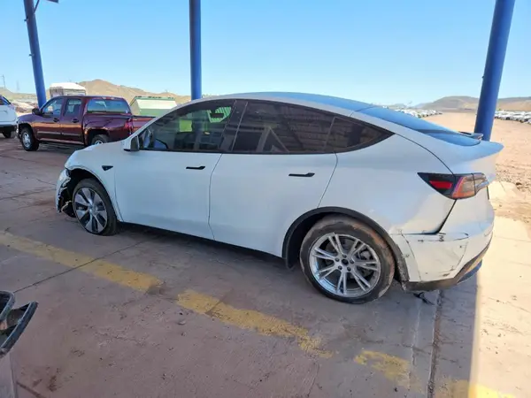 7SAYGDEE8NF368142 2022 TESLA MODEL Y - Image 2