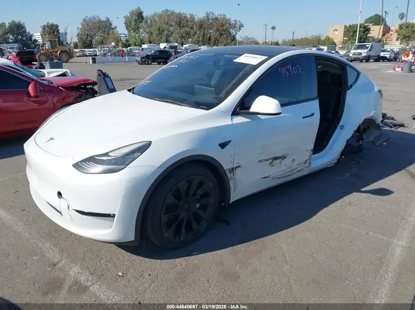 7SAYGDEE8NF368707 2022 TESLA MODEL Y - Image 2